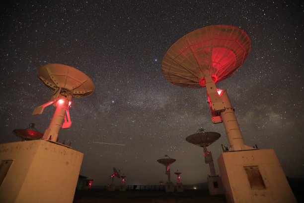 射电望远镜和银河系图片下载