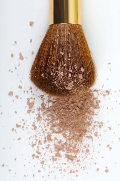 化妆刷上散粉。关闭了。平的。图片下载