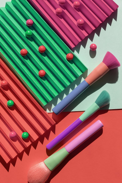 一套时尚化妆刷集合与阴影在不同的颜色背景。有创意的化妆品或美容理念。垂直的照片。图片下载