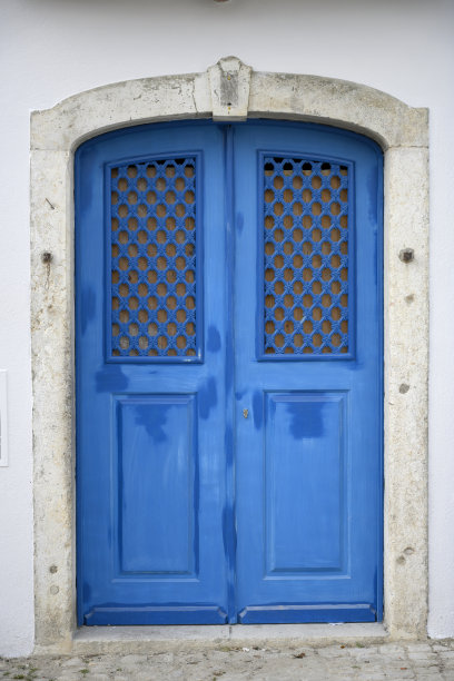 旧的蓝色木门和磨砂玻璃窗的正面视图图片下载