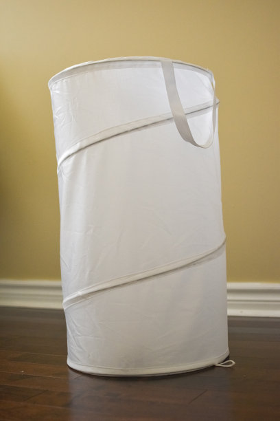 白色洗衣篮图片下载