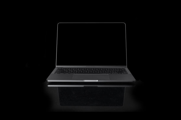 一个现实的现代笔记本电脑的模型与黑色背景上的空白屏幕图片下载