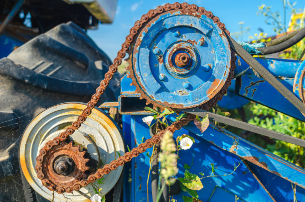 旧机械、电机齿轮上的链条生锈图片下载