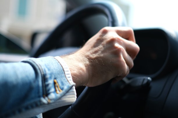 女性的手放在方向盘上。出行安全理念图片下载