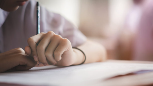 学生们在教室里紧张地做考试。高中学生评估考试图片下载