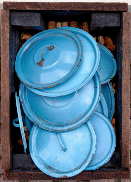 又旧又脏的蓝色锅盖图片下载