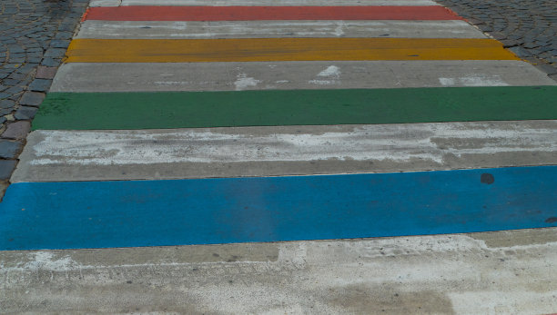 比利时li<e:1>区色彩缤纷的人行横道图片下载