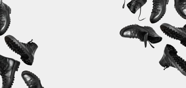 黑色飞行皮革男或女靴子孤立在浅灰色的背景。时尚时尚的登山靴。创意简约的鞋子背景。粗糙的男女通用靴子。布局与鞋类模拟图片下载