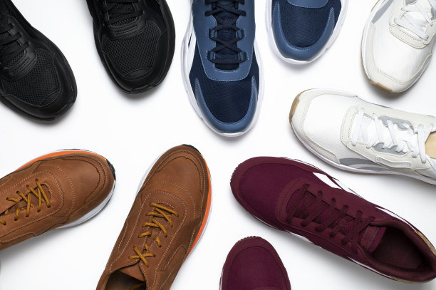 各种各样的多色双男子运动鞋在白色背景的顶部视图。男女运动鞋，跑步鞋，健身，健康生活方式。运动鞋的最小背景图片下载