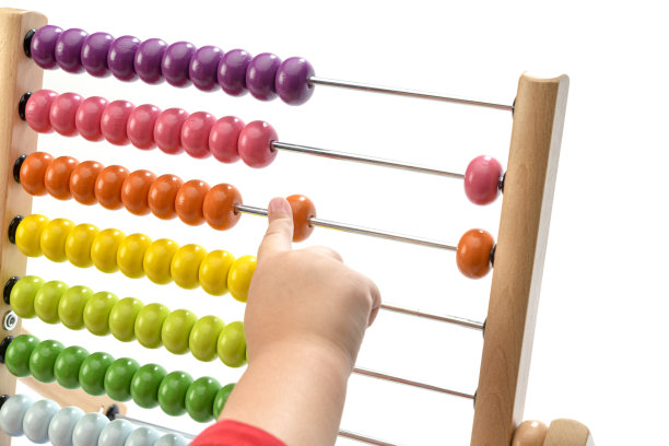 小孩玩算盘的特写图片下载