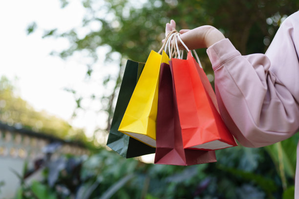 女人在商场手持促销购物袋图片下载