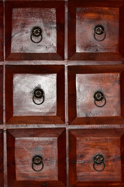 带有金属门把手的老式木制橱柜图片下载