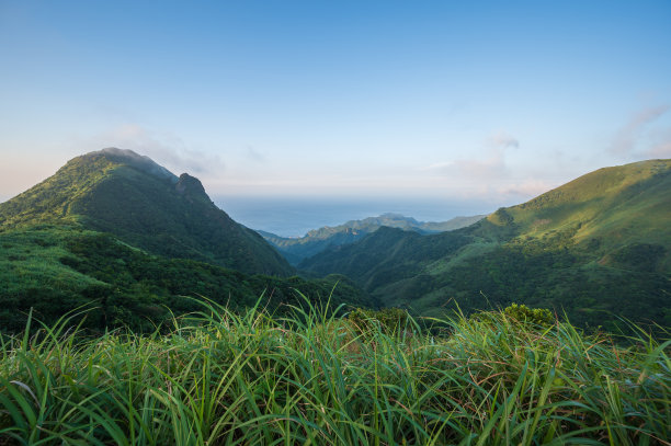 千变万化的场景:山顶，白云和阳光的相互作用。图片下载