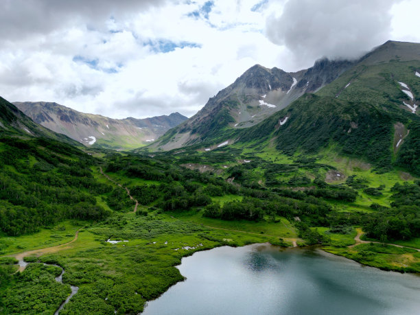 亚洲自然风光：森林、雨林、湖泊、云彩、山丘、树木、绿色景观图片下载