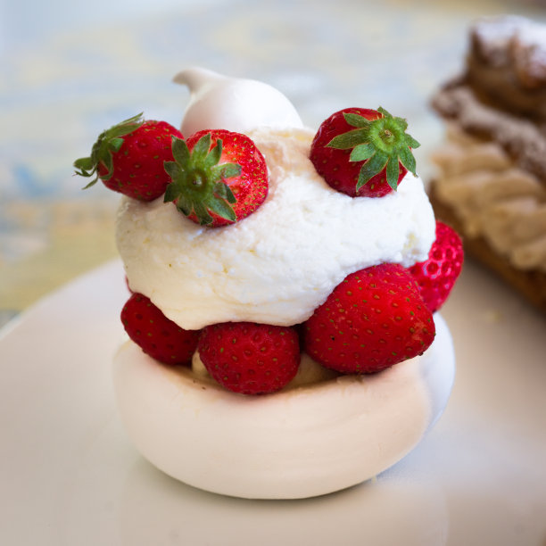 单份草莓巴甫洛娃图片下载