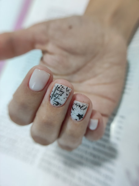 不同设计的美甲图片下载