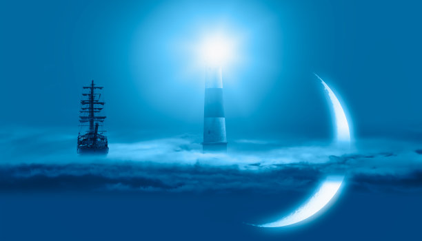 在暴风雨的海上航行着古老的船，有灯塔，夜空中有月牙图片下载