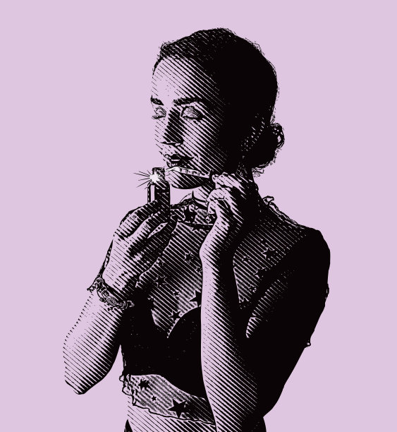 美丽的女人拿着一瓶精油和吸管图片下载