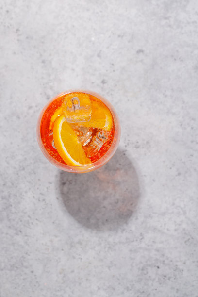 在阳光明媚的日子里，在泳池边喝着清爽的鸡尾酒图片下载