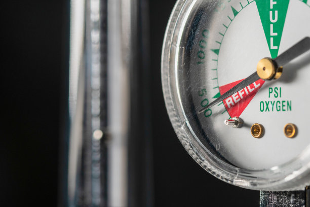 医用氧流量计的特写显示低氧或几乎空罐图片下载