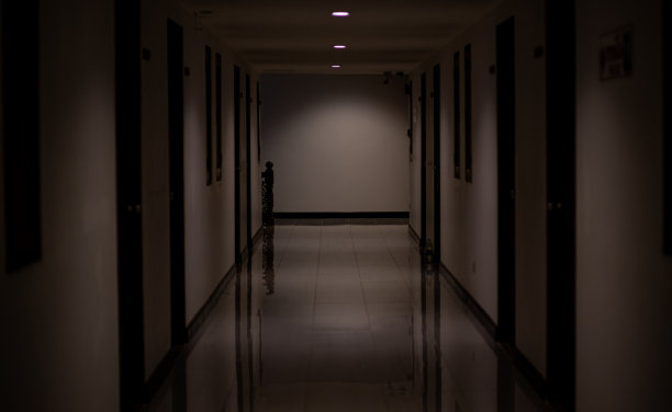 灯光昏暗的住宅楼前的情况看起来很可怕，一切还远未结束。这是一个很少使用的新形象。图片下载