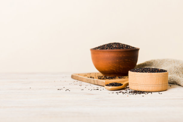 奎奴亚藜籽在碗和勺子在彩色背景。小碗里的健康金蛙。健康的超级食物图片下载