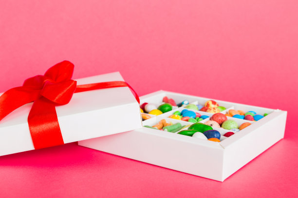 情人节作文:甜甜的糖果，带蝴蝶结和红心毡礼盒，照片模板，背景。带有拷贝空间的透视图图片下载
