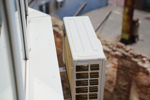 室外空调机组在房子的墙上图片下载