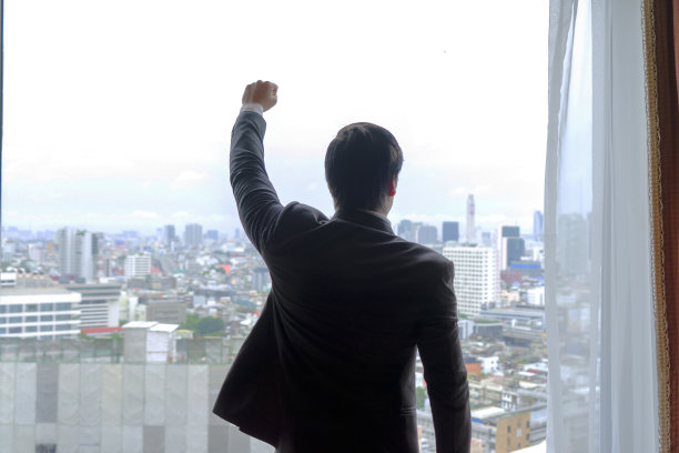 商人在酒店房间工作。图片下载