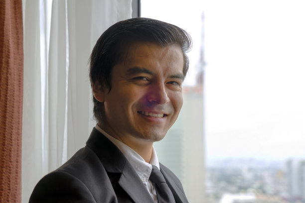 商人在酒店房间工作。图片下载