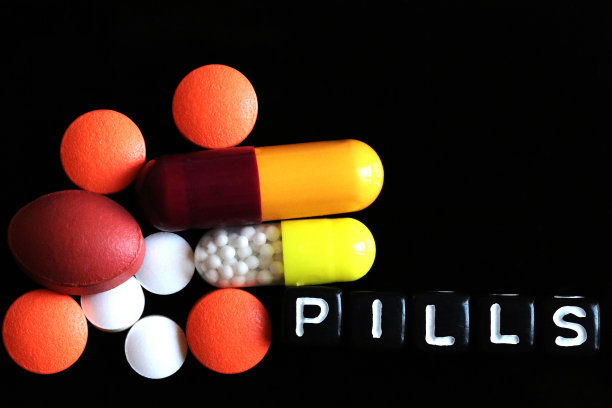 黑色背景上有一组药物和药丸图片下载