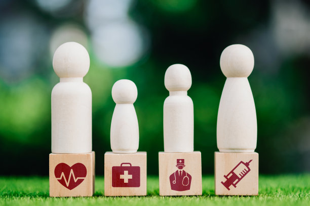 木制块与图标医疗保健医疗复制空间上的绿色模糊背景。医疗保健和医疗保险概念。图片下载