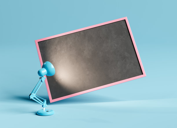 空黑板和蓝色背景上的蓝色台灯图片下载