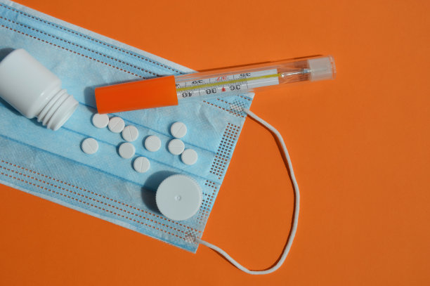 医用口罩药片和体温计病毒保护。covid。疾病预防图片下载