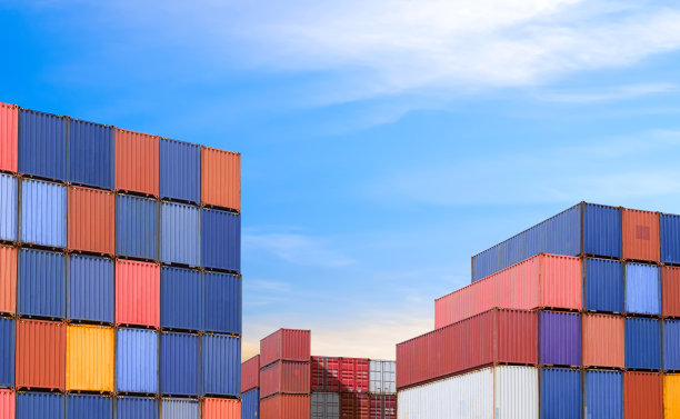 码头堆场区堆放着许多货物集装箱图片下载