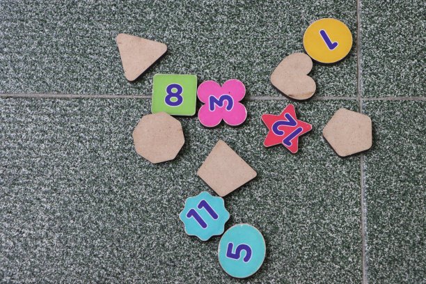 学习数字、形状和颜色。蒙台梭利式器具、木制玩具。图片下载