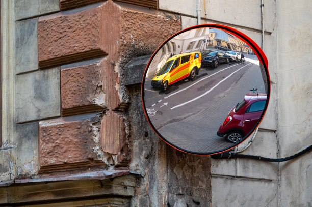 一辆黄色救护车急救车停在路边图片下载