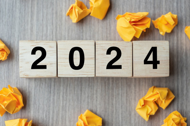 2024文本木立方体和碎纸在木制桌子背景。新年新想法、创意、创新、想象、灵感、决心、策略和目标概念图片下载