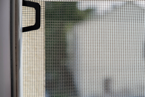 关闭安装在窗户上的防蚊纱窗，防止蚊虫叮咬。图片下载