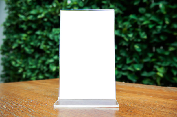 模拟菜单框架站在木桌子上的酒吧餐厅咖啡馆。文本空间。MenuÂ为文字营销推广提供空白图片下载