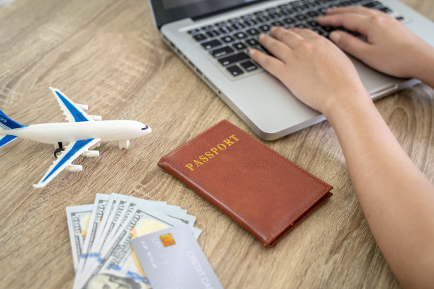 一位女士在网上订票。搜索、购买、预订机票、航空公司或酒店、旅行社的概念图片下载