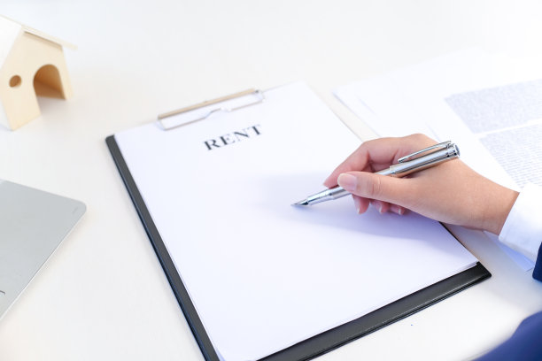 商务人士签订合同，与房地产经纪人进行交易，顾问概念和家庭保险概念。图片下载