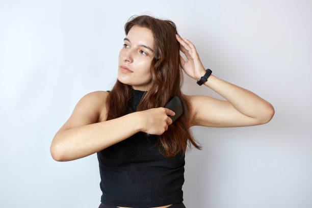 漂亮的女孩梳头发。护发理念。图片下载