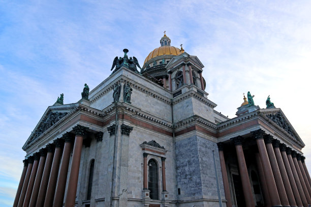 圣以撒大教堂(Isaakievskiy Sobor)，金色的圆顶衬着蓝色的天空。图片下载