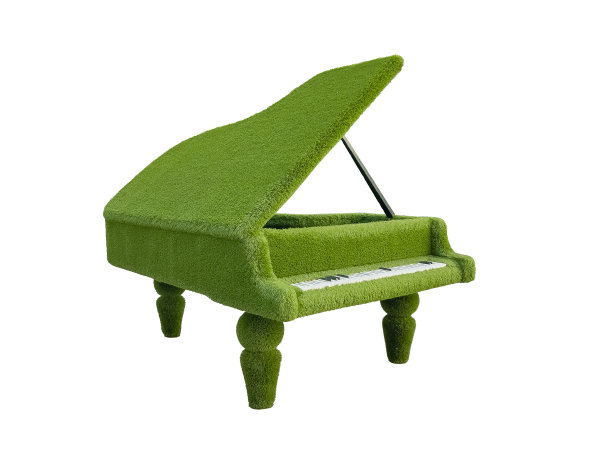 绿色钢琴用灌木或人造草雕刻而成，造型优美，园林景观图片下载