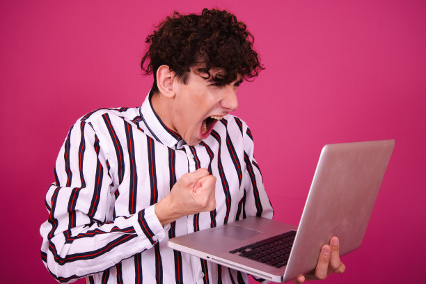 有趣的学生准备考试和购物。图片下载