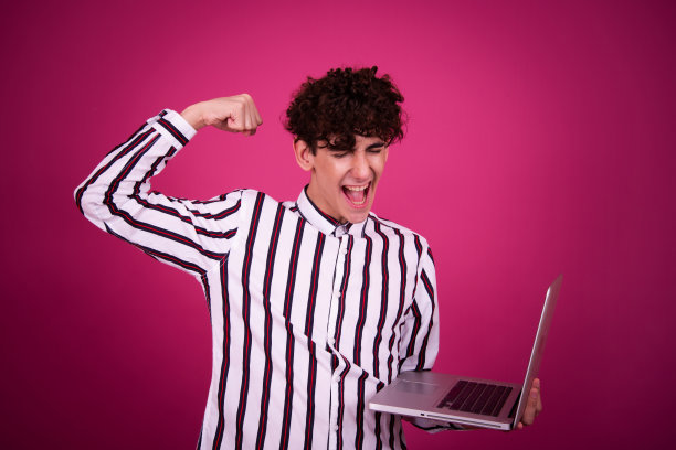 有趣的学生准备考试和购物。图片下载