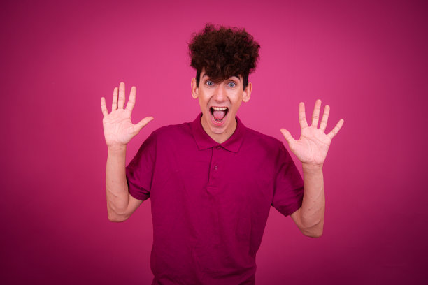 情绪化的家伙在摄影棚里摆出惊喜、快乐和悲伤的姿势图片下载