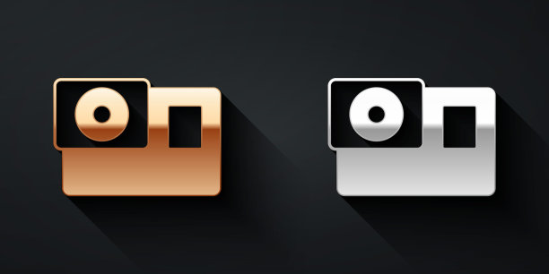 金色和银色的行动极端相机图标孤立的黑色背景。用于拍摄极限运动的摄像机设备。长影式。向量图片下载