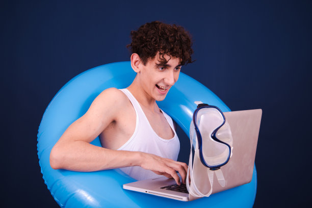 假期和节假日。有趣的情绪化的家伙在准备考试。图片下载